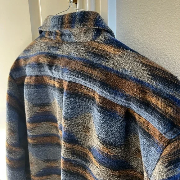 CLEARANCE Men’s L Guide Gear Blue & Gray Aztec Print Button Down Shirt Jacket - Picture 9 of 10